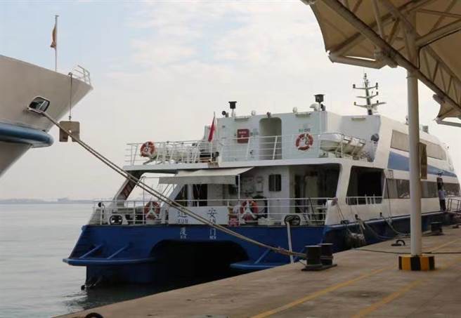 “小三通”客運(yùn)船?？吭谖逋ùa頭。（圖源：臺灣“中時(shí)新聞網(wǎng)”）