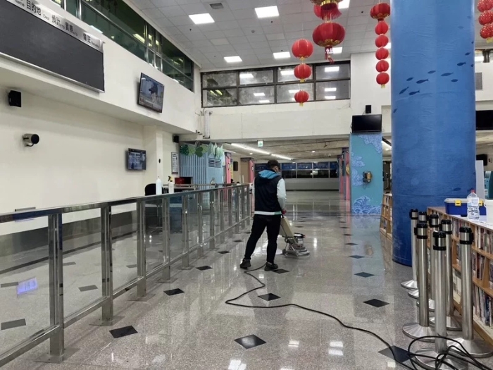 兩岸“小三通”遲遲未開，水頭碼頭現(xiàn)在每天僅剩少數(shù)的打掃人員出沒。（圖源：臺灣《聯(lián)合報(bào)》）