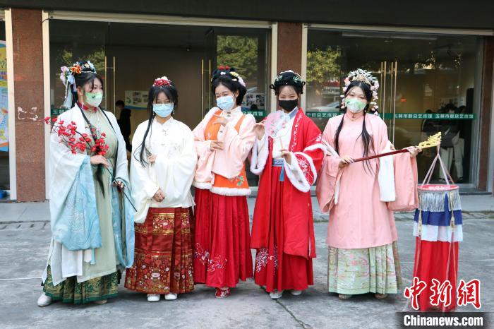 圖為學生的真人漫畫角色演出現(xiàn)場。　被訪者供圖