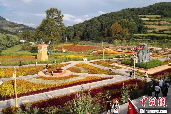 圖為甘肅甘南州美麗鄉(xiāng)村，吸引游客游玩賞景。(資料圖) 南如卓瑪 攝