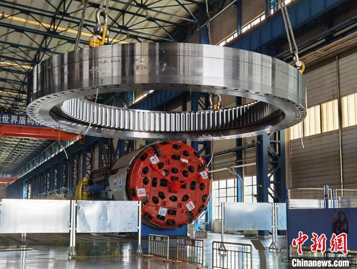 用于沈陽地鐵一號線東延線中的3米軸承。　中科院金屬所 供圖