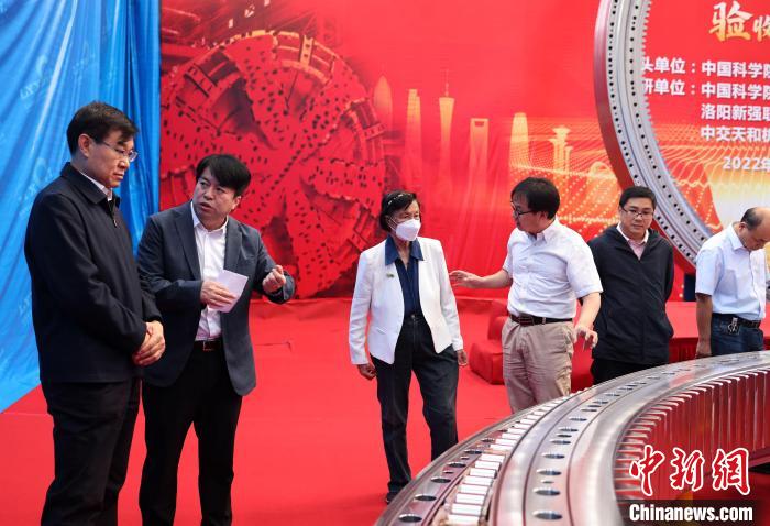 劉維民院士、李殿中研究員、李依依院士、胡小強研究員(左一至左四)在驗收活動上交流。　中科院金屬所 供圖