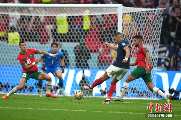 法國隊球員姆巴佩(藍(lán))射門。<a target='_blank' href='/'>中新社</a>記者 崔楠 攝