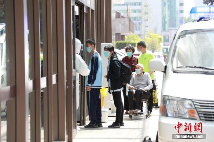 資料圖：就診人員有序進入醫(yī)院。 <a target='_blank' href='/'>中新社</a>記者 闞力 攝