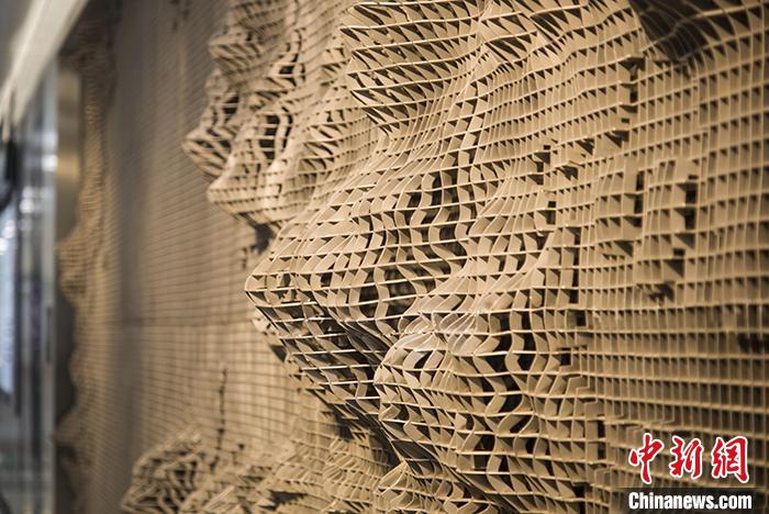 “深圳地鐵美術館”第二期公共藝術展：深圳地鐵5號線南延線前灣站《谷地地理計劃——大灣藍圖》?！↑S偉哲 攝