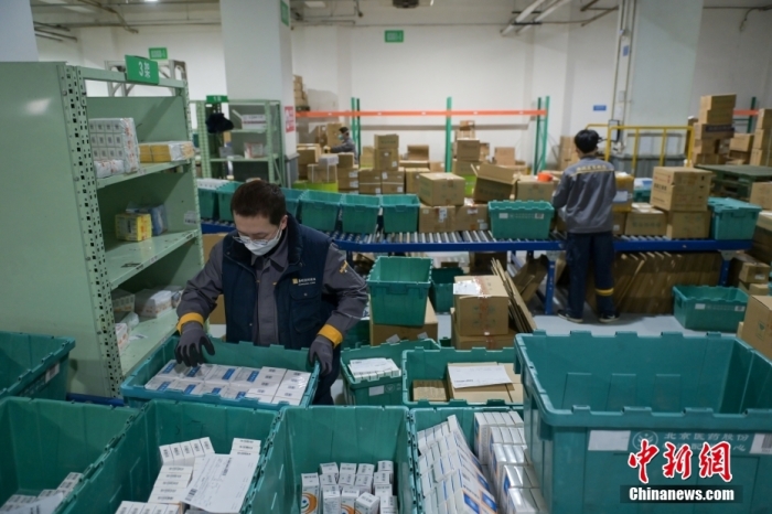 資料圖：工作人員在分揀打包藥品。 <a target='_blank' href='/'>中新社</a>記者 趙文宇 攝 　