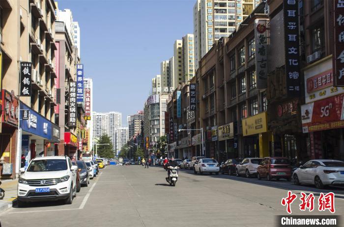 圖為整治后井然有序的防城港市伏波路中段?！〉岳顝?qiáng) 攝