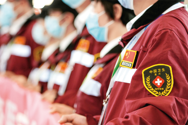 應(yīng)阿爾及利亞政府邀請，中國政府赴阿爾及利亞抗疫醫(yī)療專家組赴阿幫助開展疫情防控工作。圖為2020年5月13日，在重慶江北國際機(jī)場，重慶市選派專家在送行儀式上?！⌒氯A社記者 劉潺 攝