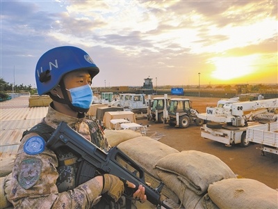 2021年10月，中國第九批赴馬里維和工兵分隊進(jìn)行營區(qū)防衛(wèi)演練。圖為分隊哨兵正在營區(qū)3號防衛(wèi)工事警戒觀察。王宏陽 攝