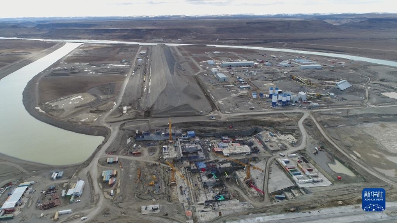 這是2021年8月26日拍攝的阿根廷“基塞”水電站項目施工現(xiàn)場（無人機照片）。（新華社發(fā) 中國能建葛洲壩集團阿根廷“基塞”水電站項目部供圖）