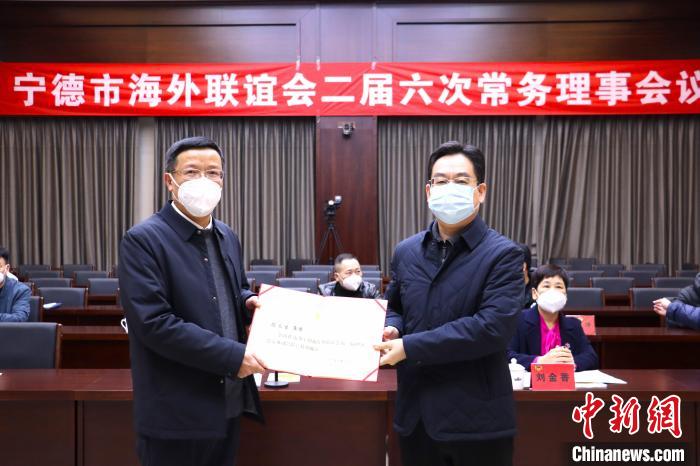 頒發(fā)證書?！∪~茂 攝