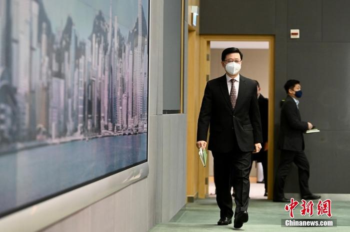 12月20日上午，香港特區(qū)行政長官李家超出席行政會議前會見傳媒時表示，21日下午將出發(fā)到北京述職，并把目前香港的情況向領導人作詳細報告，包括社會經(jīng)濟狀況、政治環(huán)境和管控疫情等方面。 <a target='_blank' href='/'>中新社</a>記者 李志華 攝