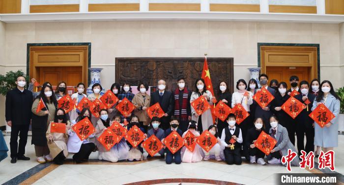 中國(guó)駐釜山總領(lǐng)館舉辦“溫暖迎春”“春節(jié)包”發(fā)放儀式?！≈袊?guó)駐釜山總領(lǐng)館供圖