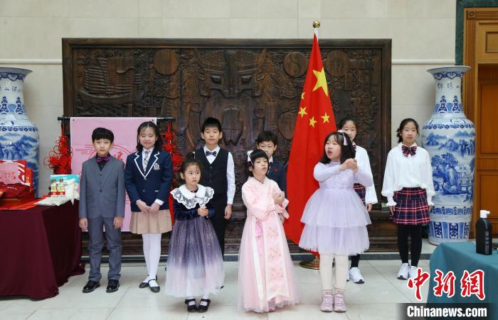 大邱中國(guó)傳統(tǒng)文化藝術(shù)學(xué)院的華裔小朋友們表演詩(shī)朗誦《年味兒》并給大家拜年?！≈袊?guó)駐釜山總領(lǐng)館供圖