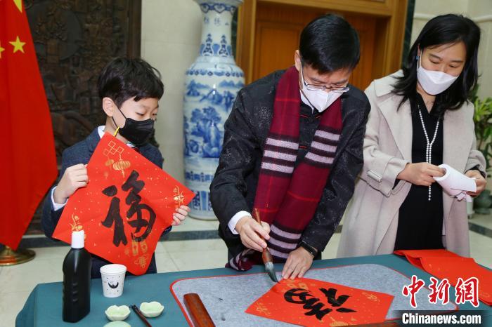 陳日彪總領(lǐng)事現(xiàn)場(chǎng)揮毫潑墨寫福、送福?！≈袊?guó)駐釜山總領(lǐng)館供圖