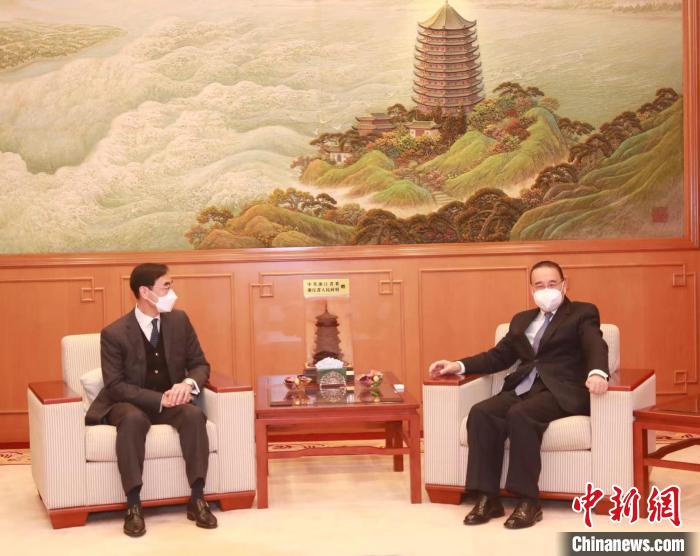 香港賽馬會主席利子厚(左)和外交部駐港公署特派員劉光源(右)會面?！∠愀圪愸R會 攝