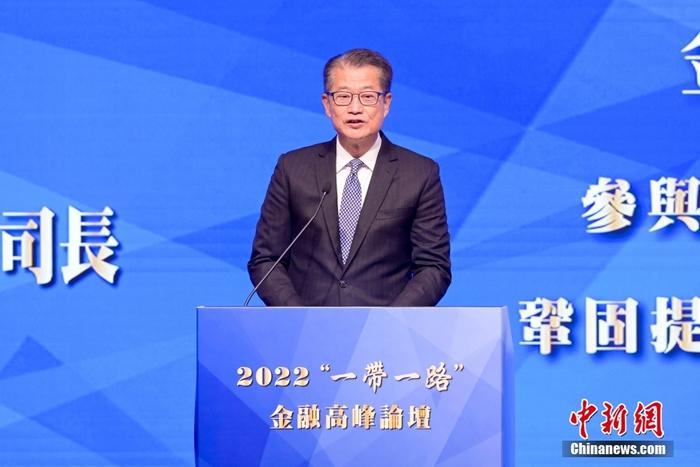 12月21日，紫荊文化集團(tuán)在香港舉辦2022“一帶一路”金融高峰論壇，來(lái)自政商界、金融界、學(xué)界等各界嘉賓約200人出席。圖為香港特區(qū)政府財(cái)政司司長(zhǎng)陳茂波致辭。 <a target='_blank' href='/'>中新社</a>記者 陳永諾 攝 　