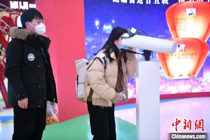 圖為展覽現(xiàn)場?！√镘庛?　攝