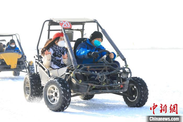 在博湖縣博斯騰湖大河口景區(qū)冰面上，游客們體驗(yàn)雪地越野。　胡侍琦 攝