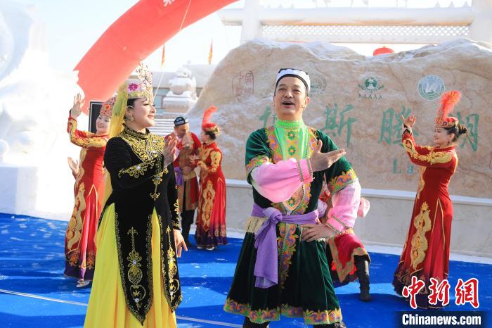 第九屆全國大眾冰雪季暨博湖縣第十五屆冰雪季啟動(dòng)現(xiàn)場(chǎng)，民俗舞蹈表演。　胡侍琦 攝