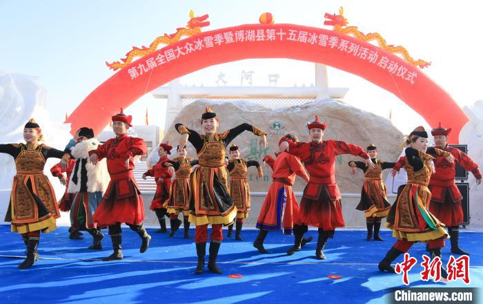 薩吾爾登舞蹈、馬頭琴演奏等精彩的民俗文化展演爭(zhēng)相亮相舞臺(tái)?！『嚏?攝