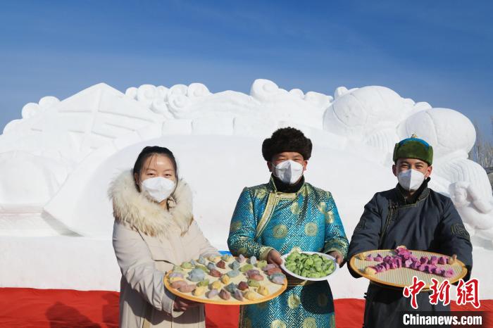 村民們展示五彩餃子?！『嚏?　攝