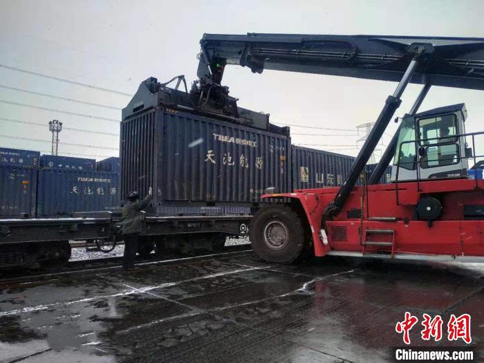 新疆鐵路貨運量首破兩億噸提前8天完成全年生產(chǎn)任務指標