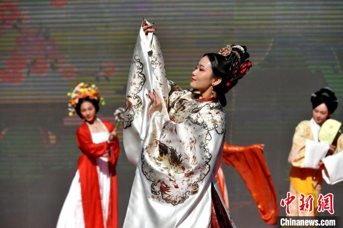 圖為《花神秀》漢服展示?！蚊?攝