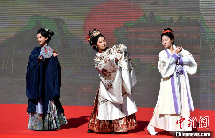 圖為《花神秀》漢服展示。　呂明 攝