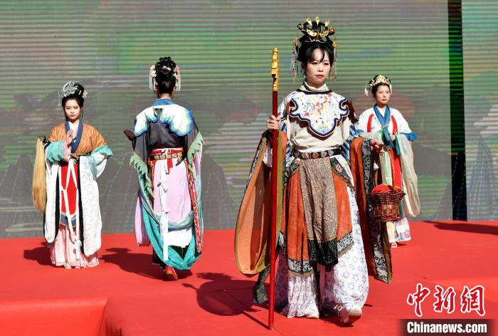 圖為《海峽神明秀》漢服展示?！蚊?攝