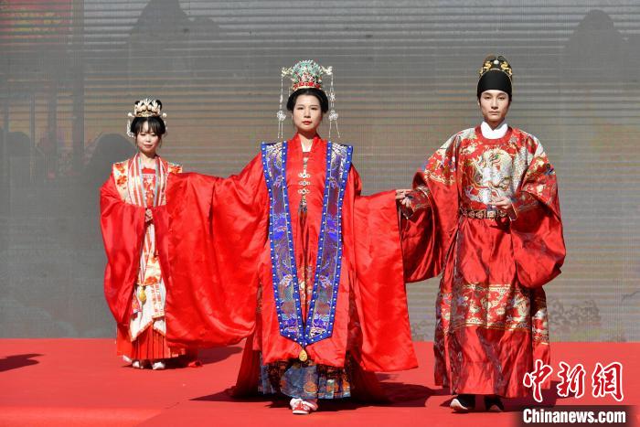 圖為歷代婚服展示?！蚊?攝