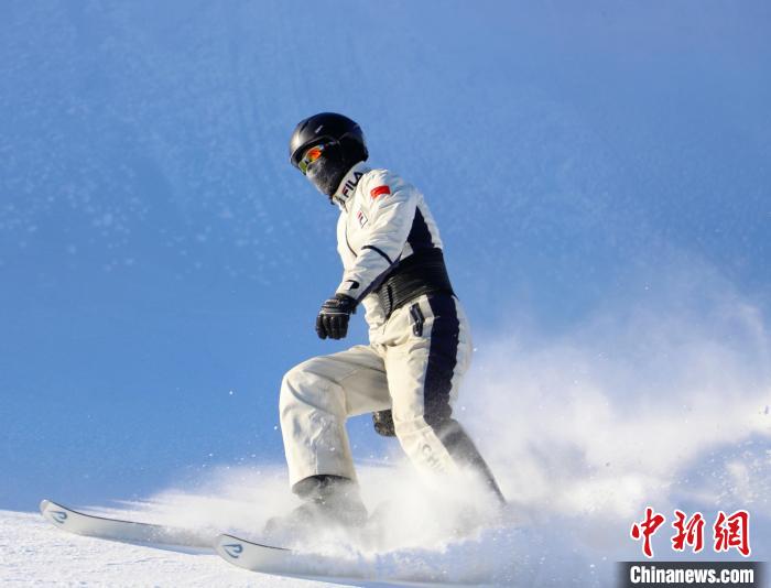 圖為在阿爾山進行冬季專項訓練的運動員?！≡S文軍 攝