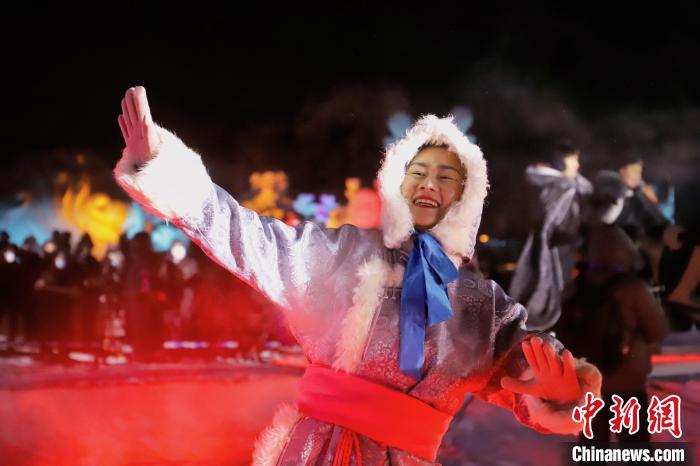 圖為第十七屆阿爾山冰雪節(jié)開幕式現(xiàn)場?！≡S文軍 攝