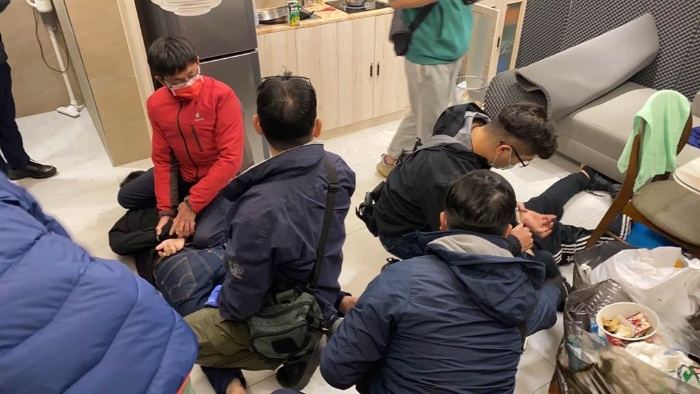 臺中市第五分局獲報(bào)後鎖定北屯區(qū)太原路一公寓大樓，25日集結(jié)優(yōu)勢警力，破門攻堅(jiān)逮捕2名看守控制嫌犯，並營救4名被害人。（臺中市第五分局提供／馮惠宜臺中傳真）