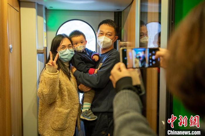 新成昆鐵路首發(fā)列車車廂內(nèi)，乘客一家人拍照留念?！⒅铱?攝