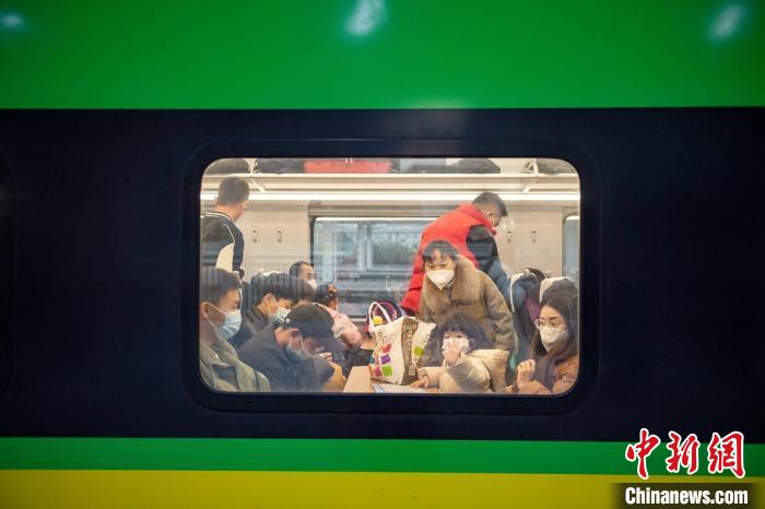 新成昆鐵路首發(fā)列車車廂?！⒅铱?攝