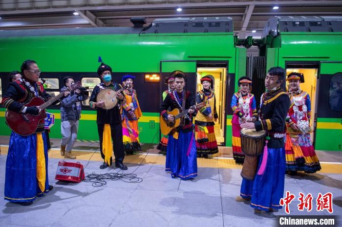 成都南站，新成昆鐵路首發(fā)列車外的民族音樂會?！⒅铱?攝