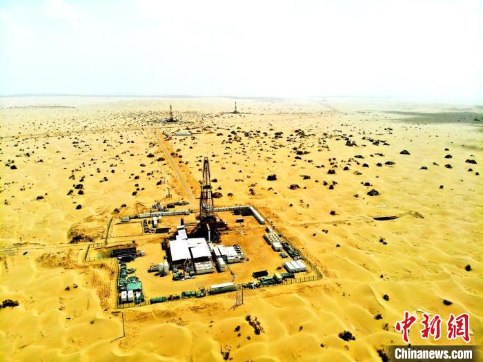 大漠深處的富滿油田井架向地下超深層挺進?！∽T輝 攝