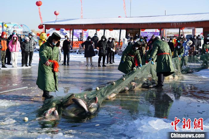 圖為冬捕現(xiàn)場(chǎng)?！≈x曉霞 攝