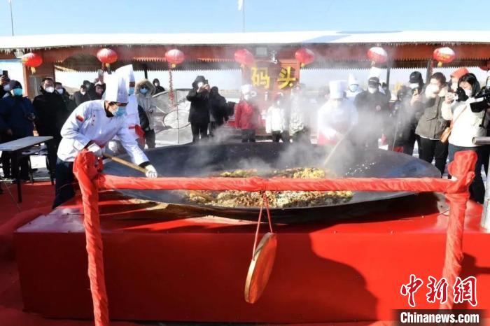 圖為現(xiàn)場(chǎng)美食品鑒?！⊥踉?攝