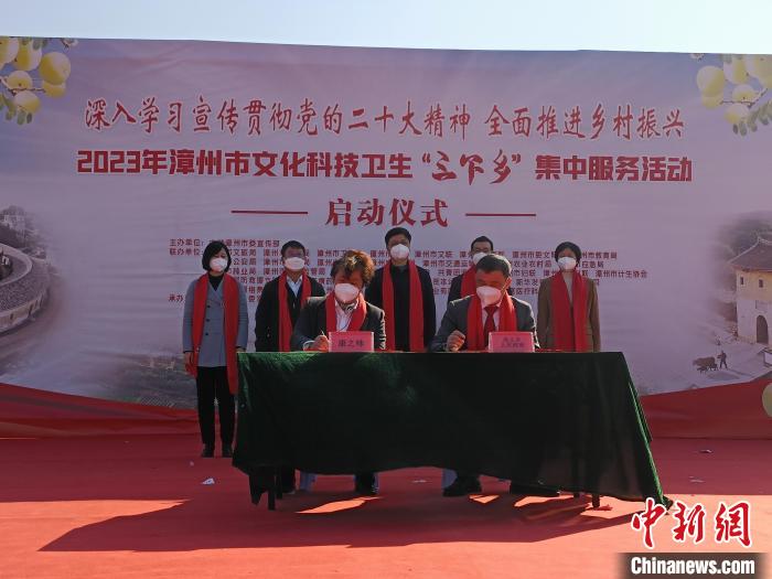 “康之味”與赤土鄉(xiāng)舉行“愛鄉(xiāng)愛企促發(fā)展、同心同行興萬村”簽約儀式?！×握涿?攝