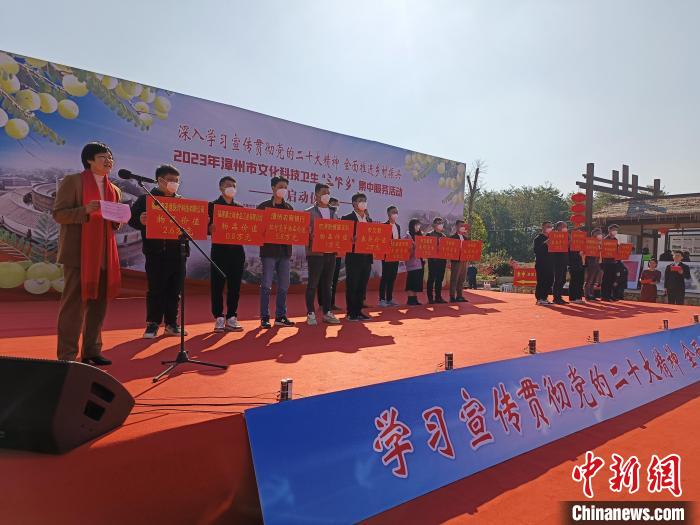 活動現(xiàn)場，市縣單位捐贈款物?！×握涿?攝