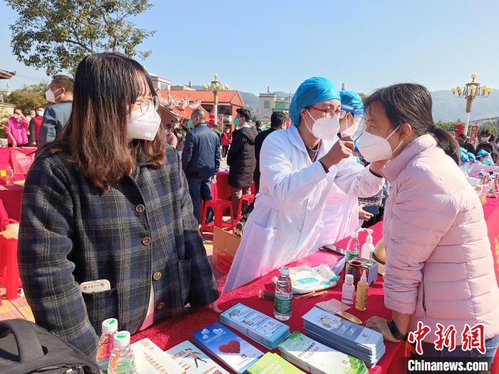 醫(yī)療健康專家開展義診及健康咨詢?！×握涿?攝