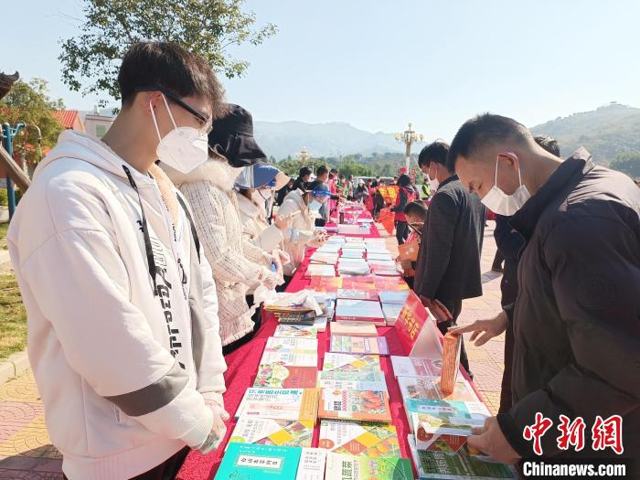 群眾翻閱科普圖書獲取信息。　廖珍妹 攝