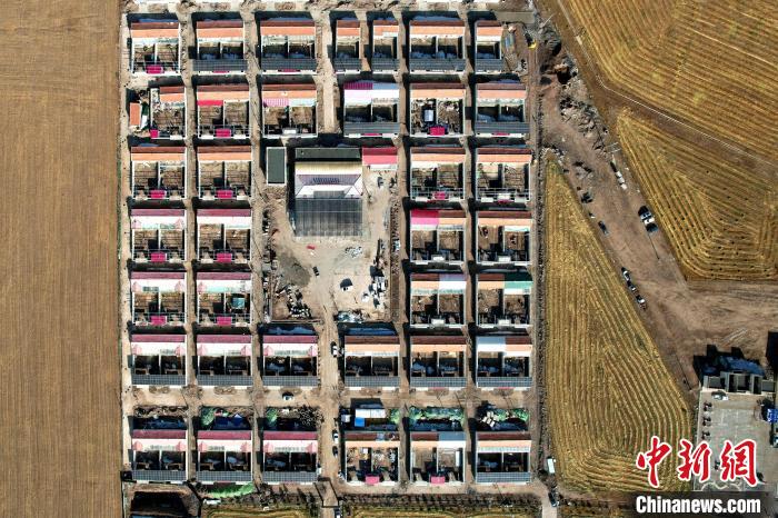 圖為喜遷新居后的泉吉鄉(xiāng)切吉村?！×某窃喔刹抗芾斫M供圖