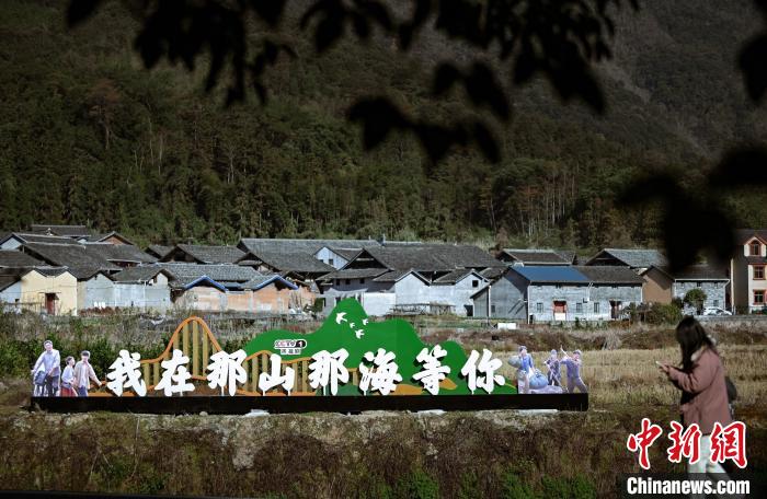 CCTV-1熱播劇《那山那?！啡【芭臄z基地一角?！〗冻菂^(qū)融媒體中心 供圖