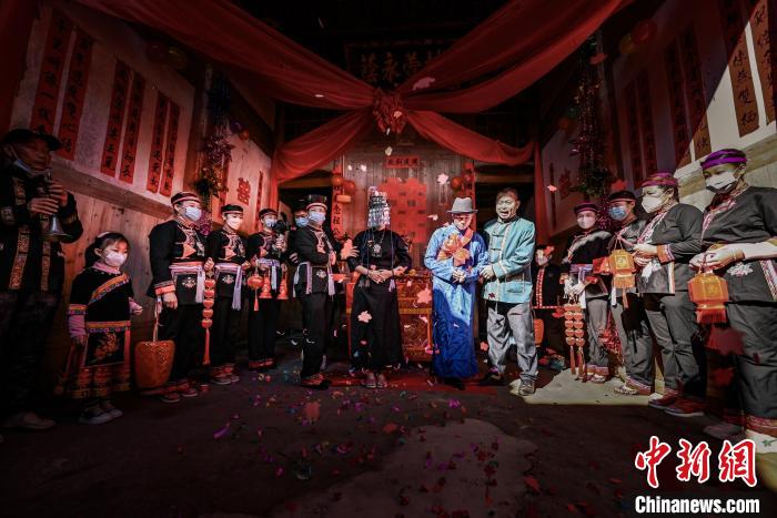 畬族婚禮風(fēng)情表演?！〗冻菂^(qū)融媒體中心 供圖
