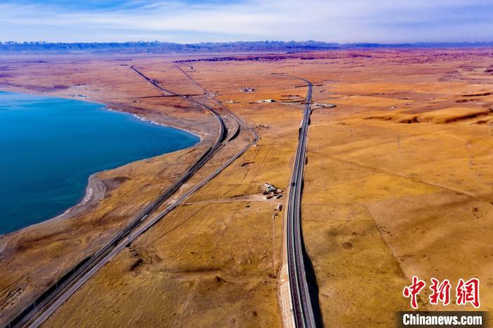 圖為航拍西海至察汗諾公路?！∏嗪Ｊ〗煌ㄟ\(yùn)輸廳 供圖