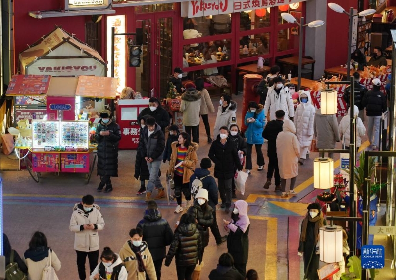 12月25日，游客在北京五棵松華熙Live游玩。（圖源：新華社）