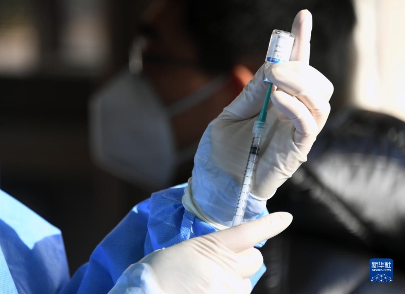 12月17日，在北京市海淀區(qū)田村路街道新冠疫苗臨時(shí)接種點(diǎn)，醫(yī)護(hù)人員做鼻噴第二劑次加強(qiáng)針接種前準(zhǔn)備工作。（圖源：新華社）